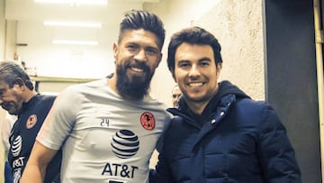El piloto mexicano de Formula 1 alentó y visitó a sus Águilas en el vestidor, antes del Clásico Capitalino.