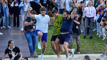 El tenista español Carlos Alcaraz, acompañado por su entrenador Juan Carlos Ferrero, realiza el tradicional baño para celebrar su victoria en la final del Godó.