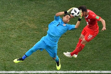 Keylor Navas ante Mario Gavranovic.