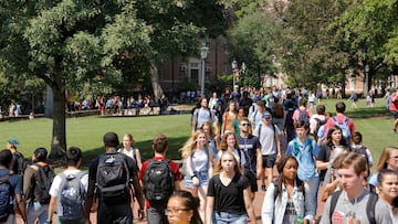 La gobernadora Kathy Hochul firmó una legislación para implementar iniciativas que aumenten el acceso a la educación superior.