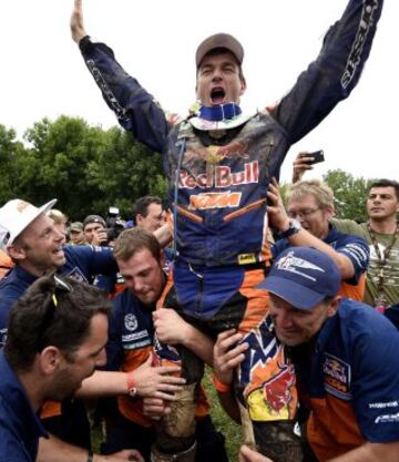 El piloto español Marc Coma del equipo Red Bull KTM Factory Rally celebra con su equipo la victoria en el Dakar 2015 al término de la última etapa de apenas 174 kilómetros entre Rosario y Buenos Aires. Coma (KTM) consiguió hoy su quinta corona del Dakar al finalizar primero en esta séptima edición sudamericana.