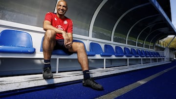 Manuel Pablo, técnico del Fabril y exjugador del Depor, posando para AS en Abegondo.