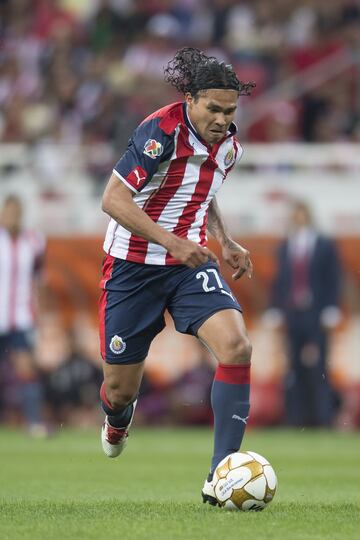 Carlos Peña llegó al Guadalajara después de ser una pieza fundamental en el bicampeonato de Léon. "Gullit" llegó a Chivas para el Clausura 2016 y tuvo algunos destellos en su primera campaña con Chivas, pero su desempeño cayó drásticamente.