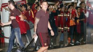 El delantero argentino de la Roma Juan Iturbe, a su llegada junto con el equipo a Yakarta, Indonesia