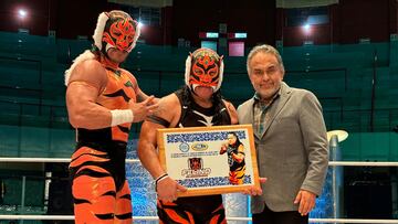 Momento en que Felino recibe reconocimiento en la Arena Puebla.