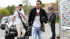 LAS ROZAS. Pedro y Nolito, detr&aacute;s, llegaron al tiempo a la concentraci&oacute;n de Espa&ntilde;a.
 