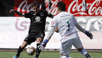 Futbol, Audax Italiano vs Colo Colo.  Octava fecha, segunda vuelta Campeonato 2019.  El jugador de Colo Colo Pablo Mouche disputa el balon con Joaquin Munoz de Audax Italiano durante el partido de primera division realizado en el estadio Bicentenario La Florida de Santiago, Chile.  29/09/2019  Felipe Zanca/Photosport   Football, Audax Italiano vs Colo Colo.  Eigth date, second round Championship 2019.  Colo Colo's player Pablo Mouche battles for the ball against Joaquin Munoz of Audax Italiano during the first division football match held at the Bicentenario La Florida stadium in Santiago, Chile.  29/09/2019  Felipe Zanca/Photosport