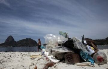 La ciudad de Río de Janeiro continúa recibiendo las críticas a nivel local y en el extranjero por el estado en el que se encuentran las aguas donde se  tiene previsto realizar las competiciones como la maratón de natación, vela y los eventos de triatlón de los Juegos Olímpicos de 2016. Sin tratamiento de aguas residuales y llenas basura las playas de Copacabana y la Bahía de Guanabara, se encuentran en un estado desastroso