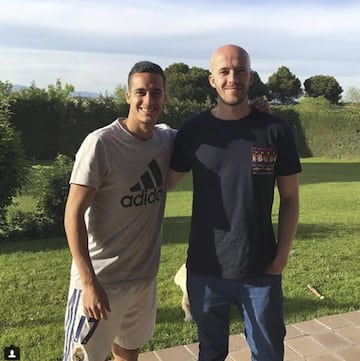 Lucas V¨¢zquez junto a su hermano mayor Mateo en una imagen actual de su instagram. Junto a ¨¦l cuando eran peque?os formaron un equipo de f¨²tbol-sala con sus compa?eros de clase y ganaban a equipos de toda Galicia.