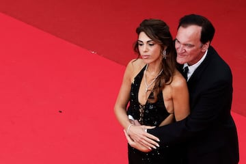 Quentin Tarantino y Daniella Pick posan en la alfombra roja durante la llegada a la proyección de la película "Nouvelle Vague", en competición en el 78º Festival de Cine de Cannes.