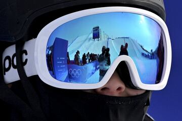 Esta curiosa y original imagen fue tomada durante la prueba de calificación de halfpipe femenino de esquí estilo libre de los Juegos de Invierno de Pekín. En ella pueden apreciarse las instalaciones del Genting Snow Park Stadium de Zhangjiakou, así como un grupo de reporteros gráficos, reflejadas en las gafas de la surcoreana Kim Daeun. 