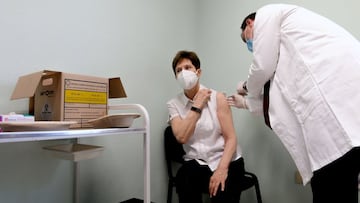 Sexta ola en España: los cinco síntomas más comunes de la COVID en personas vacunadas.