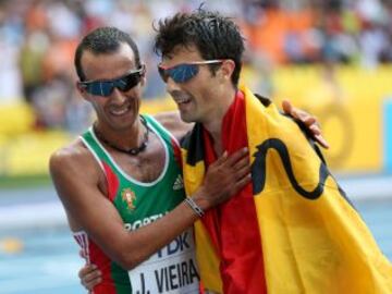 El español Miguel Ángel López celebrando la medalla de bronce conseguidda en los 20 kilometros marcha con el portugués Joao Vieira en el Campeonato Mundial de la IAAF 2013 en el estadio Luzhniki de Moscú el 11 de agosto de 2013.