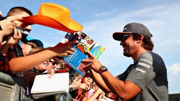 Alonso dirma autográfos en Spa