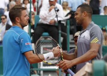 Tsonga da la mano con Stanislas Wawrinka de Suiza después de su partido en el Masters de MonteCarlo que acabo con la victora de Tsonga