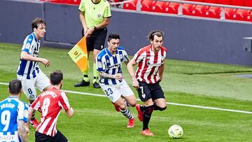 Ibai G&oacute;mez conduce un bal&oacute;n ante el Alav&eacute;s.