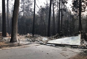 Restos de la casa tras el incendio.