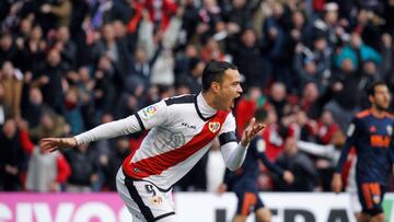 GRAF6916. MADRID, 06/04/2019.- El delantero del Rayo Vallecano Raúl de Tomás celebra su gol ante el Valencia CF, el primero del partido correspondiente a la jornada 31 de la Liga Santander disputado esta tarde en Vallecas, en Madrid. EFE/V&i