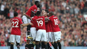 MANCHESTER, ENGLAND - SEPTEMBER 17:  Antonio Valencia of Manchester United (obscure) celebrates scoring his sides first goal with his Manchester United team mates during the Premier League match between Manchester United and Everton at Old Trafford on September 17, 2017 in Manchester, England.  (Photo by Alex Livesey/Getty Images)