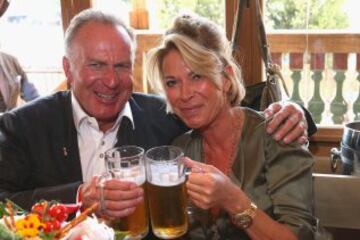 Karl-Heinz Rummeingge, director ejecutivo del Bayern con su mujer Martina Rummenigge.