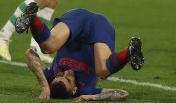 Correa, por los suelos en el partido ante el Betis.