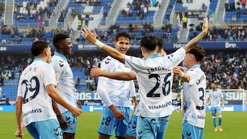 Ochoa (a la derecha) con Antoñito, Izay y Moissa felicitan a Juanpe por su gol al Eldense en Copa.