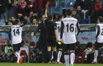 El colegiado Estrada Fernández muestra la cartulina roja a Dani Parejo.