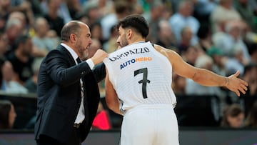 Chus Mateo, entrenador del Real Madrid, y el base argentino Facundo Campazzo hablan durante el partido ante el Surne Bilbao.