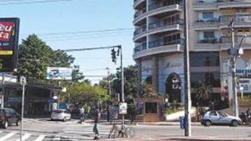 <b>SU CASA. </b>Robinho ha estado recluido hasta ayer, en su barrio, junto a su madre.