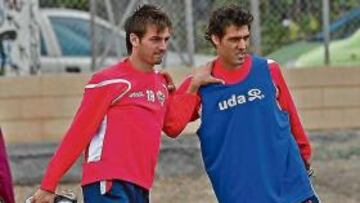 <b>OPORTUNIDAD.</b> Natalio y José Ortiz, en un entrenamiento del Almería.
