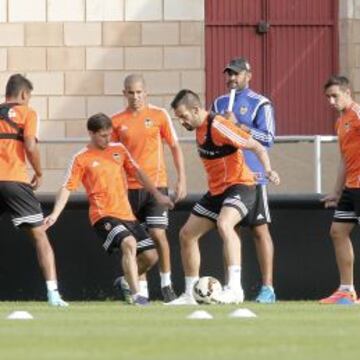 Negredo, que llevaba desde mitad de julio en solitario, realizó su primer entrenamiento con el Valencia de Nuno. Sus sensaciones fueron buenas y Nuno confía en que sea uno más la próxima semana.