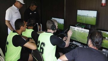 Árbitros ensayan el sistema VAR durante una prueba en la cancha de la Conmebol, en Luque (Paraguay).