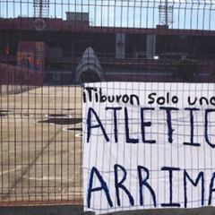 Colocan manta de protesta por llegada de LBM al estadio Luis Pirata Fuente