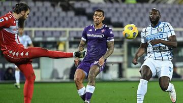 Fiorentina's Polish goalkeeper Bartlomiej Dragowski (L) clears a ball under presssure from Inter Milan's Belgian forward Romelu Lukaku (R) as Fiorentina's Brazilian defender Igor looks on during the Italian Serie A football match Fiorentina