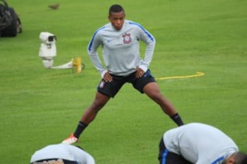 Corinthians entrenó en la tarde del martes en El Campín, bajo una permanente lluvia.  El equipo brasileño hizo trabajo defensivo en los cobros de pelota parada, previo al partido frente a Santa Fe del miércoles.