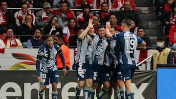 MEX8210. TOLUCA (MÉXICO), 27/10/2022.- Jugadores del Pachuca celebran un gol anotado al Toluca, durante el juego de ida de la final del torneo Apertura 2022 de la Liga MX, en el estadio Nemesio Diez de Toluca, Estado de México (México). EFE/Alex Cruz
