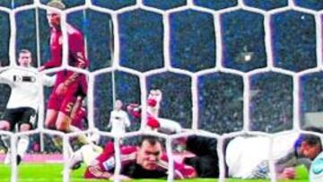 <b>DECISIVO. </b>Este gol de Klose manda a Alemania directa a Suráfrica.