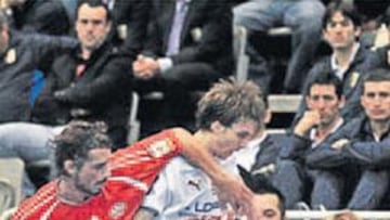 <b>INTENSIDAD. </b>Bácaro intenta hacerse con el balón.