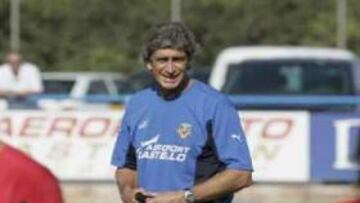 <B>CONCENTRADOS.</B> La consigna del técnico chileno es jugar por abajo con el balón y evitar caer en el típico juego inglés.