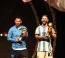 El auténtico Messi y su réplica, con la Copa del Mundo