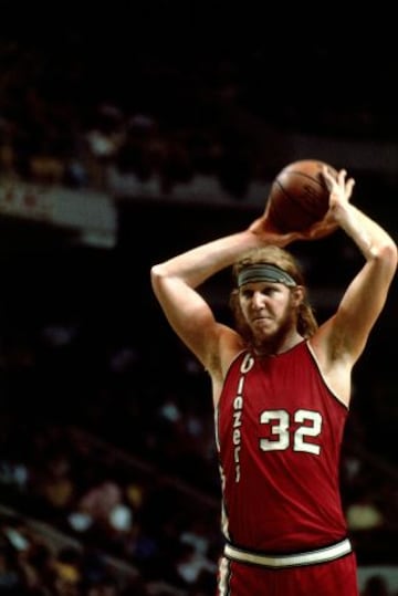 Bill Walton fue la estrella de los Blazers durante muchos años. Antes de que llegaran Drexler y compañía, en Portland no vestían de negro con rayas blancas y rojas...