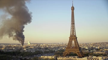 Massive fire erupts near Eiffel Tower as smoke rises over Paris