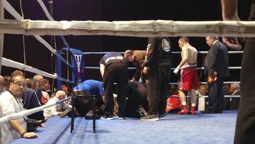 El nuevo campeón de España de boxeo en el peso gallo, Moncho Mirás (2d), se interesa por el estado de su contricante, el pujil Saúl Tejada.