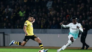 Athens (Greece), 30/11/2023.- AEK's Orbelin Pineda (L) in action with Brighton's Tarick Lamptey (R) during the UEFA Europa League soccer match between AEK and Brighton Hove Albion, in Athens, Greece, 30 November 2023. (Grecia, Atenas) EFE/EPA/GEORGIA PANAGOPOULOU
