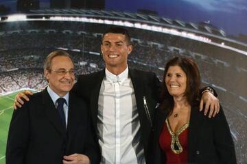 Cristiano Ronaldo and his mother Maria Dolores dos Santos Aveiro join Florentino Perez in today's event.