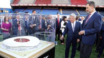 El rey Felipe VI visit&oacute; por &uacute;ltima vez el Calder&oacute;n en un acto de la Fundaci&oacute;n Cotec. Sobre el c&eacute;sped, Cerezo le mostr&oacute; una maqueta del nuevo estadio.