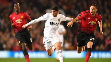 Guedes conduce el balón en Old Trafford.