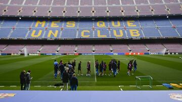 Las jugadoras del Barça entrenan en el Camp Nou.
