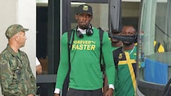 El atleta jamaicano Usain Bolt sale de su hotel en R&iacute;o de Janeiro para entrenar.