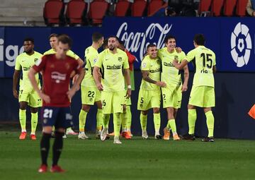 Lucas Torreira celebra con el resto del equipo el 1-3 al Osasuna. 